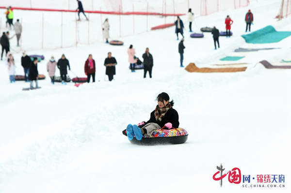 四川广元：曾家山冰雪节开幕 冬季旅游“火热”起来